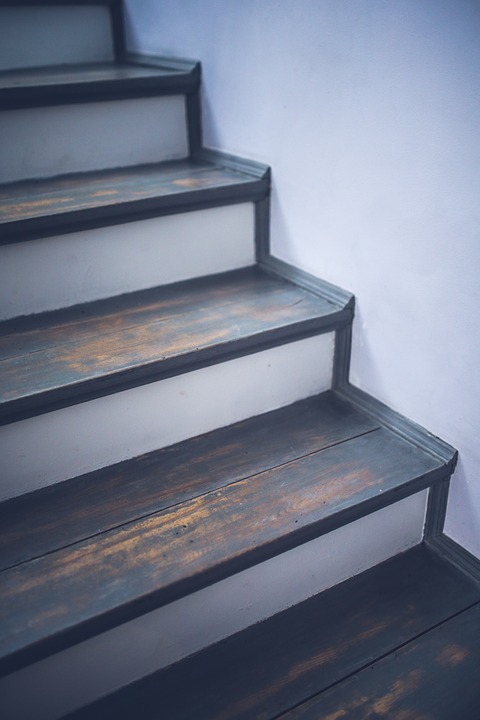 Notre méthode pour rénover votre escalier en bois trop endommagé